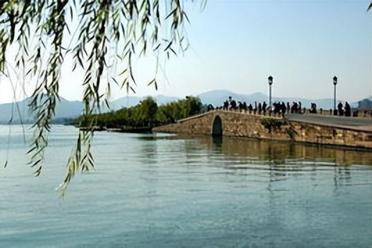 我西安人，退休后到杭州带孙子，说实话，杭州是真适合老年人生活