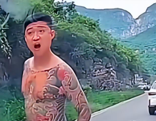 无牌奥迪加塞恐吓女子后续！纹身男身份被扒，难怪嚣张，恐被拘留