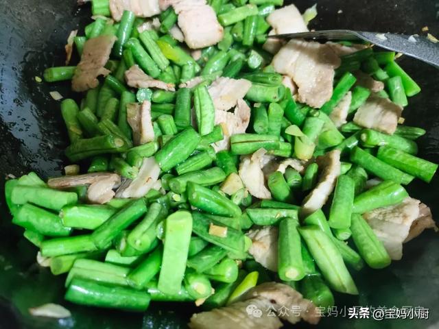 把面条往豆角里一放，15分钟就是快手饭，简单省事味道香