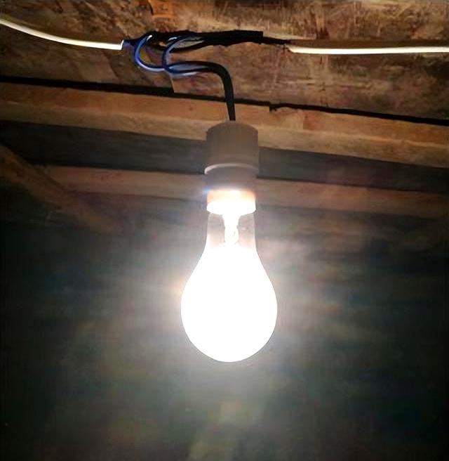 41岁瘫痪新娘嫁43岁光棍，她：我没法生孩子，半夜却听到有婴儿哭