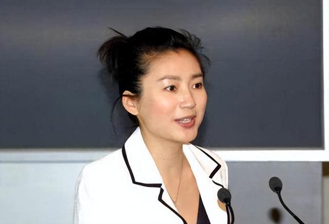55岁王小丫：一婚嫁富豪，二婚嫁高官，两婚未孕，如今普通成大妈