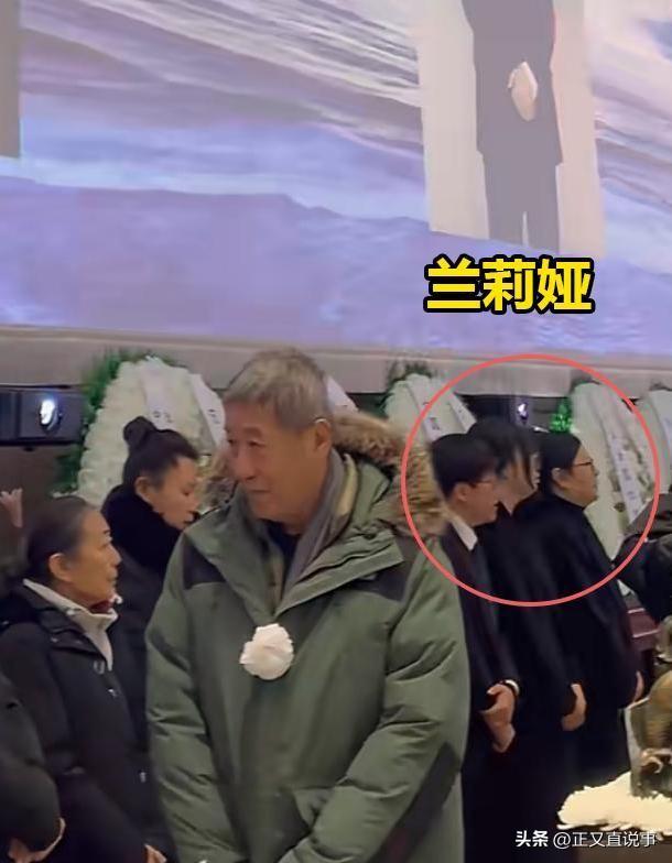 聂卫平葬礼，长子捧遗像	，两前任妻子未现身，现任兰莉娅主持现场