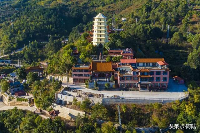 探秘云南省常住出家众最多的净土女众道场，在塔顶还偶遇主持诵经