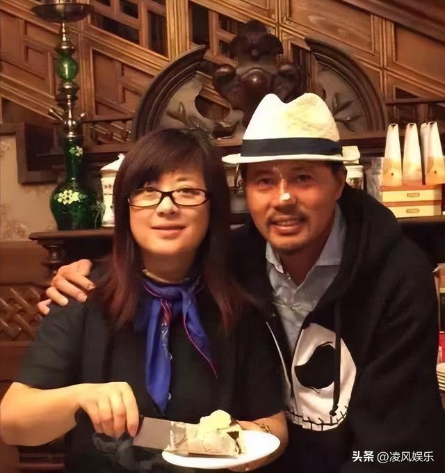 他娶生病变胖女演员，恩爱27年无绯闻，如今59岁儿女双全很幸福