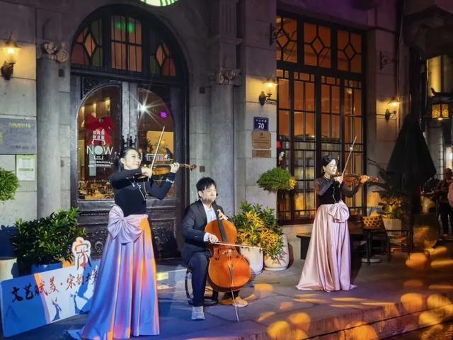 夜幕下的清河坊,所有人都在抬头看!是因为……