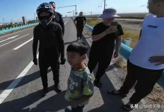 亲爹把儿子扔新疆国道上，妈妈烈日徒步1.5公里寻找，后续很寒心