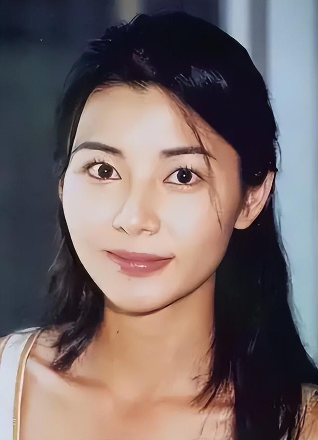 21岁拍三级，30岁被出轨，38岁嫁大佬，如今52岁没孩子还被宠成宝