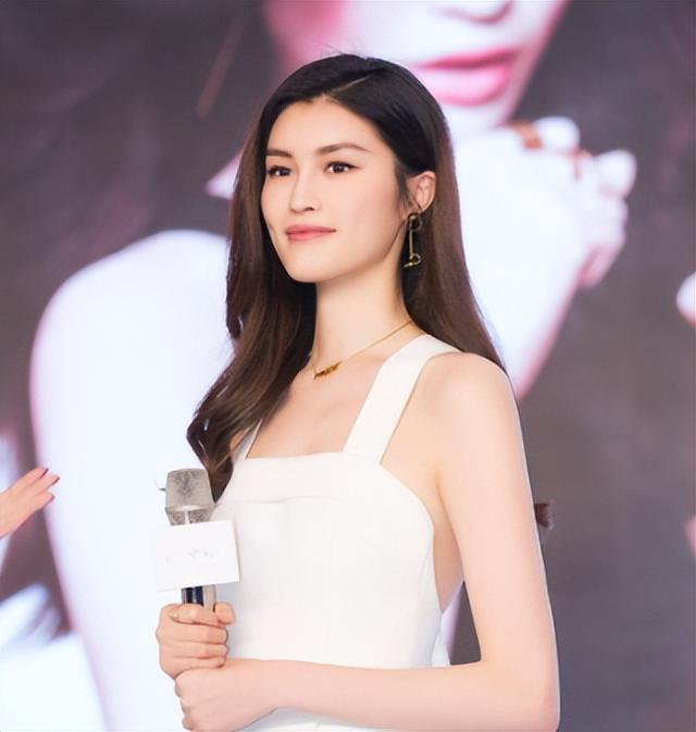 超模黄金时代终结？何穗隐婚生子惹争议，豪门与T台到底如何抉择