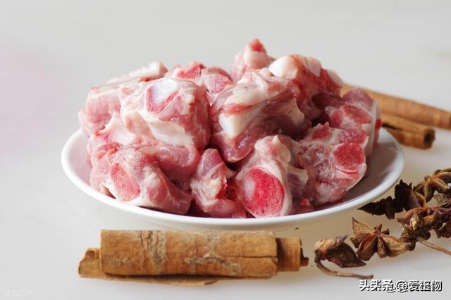 买猪骨头，内行人专挑这2个部位，肉多骨少，价格比瘦肉便宜一半