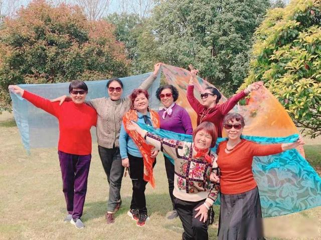 “自以为时髦	，实际很廉价”的3种中国式大妈穿搭，看看是你吗？