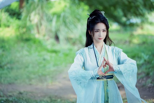 拦腰抱、湿身吻，《暗河传》2搭的他俩，贡献了全剧最大尺度