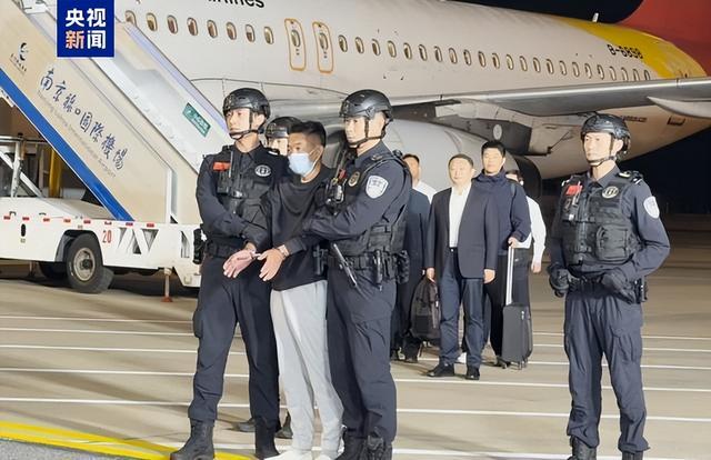 大快人心！2.7万亿电诈主犯佘智江被押解回国！下飞机时腿都软了