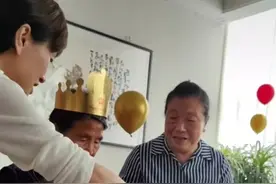 杨子母亲热闹过88大寿，前儿媳陶虹贴心帮切蛋糕，黄圣依避嫌缺席图片