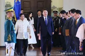 金建希“蝴蝶服”惊艳，衬得菲律宾第一夫人又黑又土，太不给面了图片