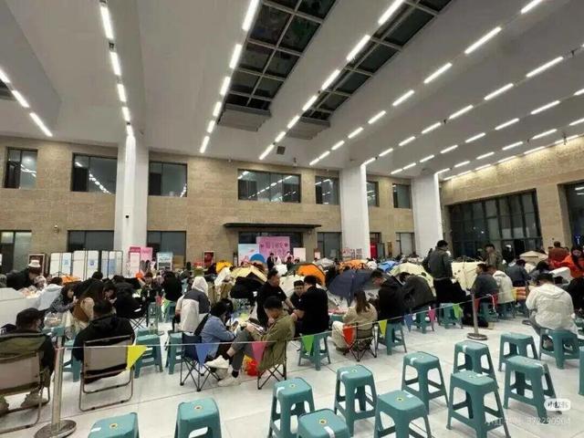 通宵排队，大厅里全是帐篷！全国大量新人赶到这个爱情圣湖领证