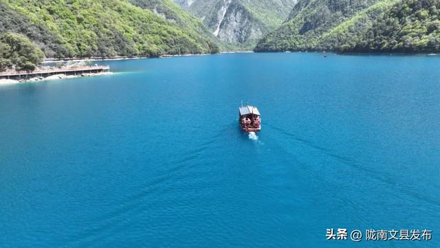 文县天池景区：暑期文旅热潮涌动，外籍网红助力魅力绽放