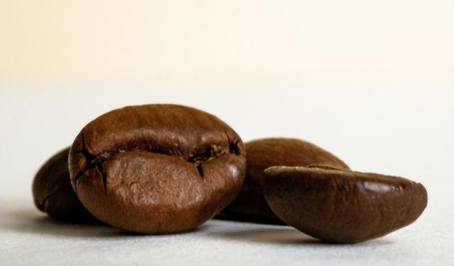 疯了！迪拜卖6980元天价咖啡刷新土豪纪录，到底谁在为价格买单？