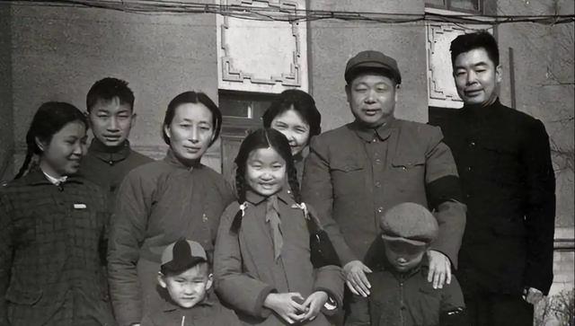 1976年，还在唐山视察的陈锡联接到华国锋电话：火速回京商量事情
