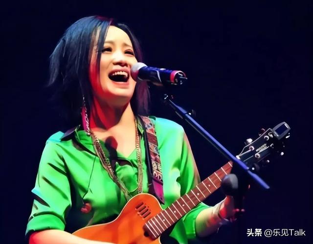 连上5次央视春晚，私下和恩师同居，却被骗流产，如今57岁仍单身