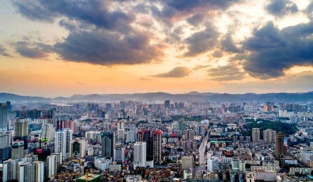 云南唯一的“特大城市”，面积比北京、成都大，人口超过800万