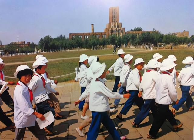 妹妹嫁豪门15年未回家 父亲病危她带回一麻袋 打开后全村老人都跪了