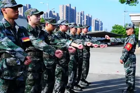 在部队里，班长是干部吗？有多大权力？当上班长有什么优势？图片