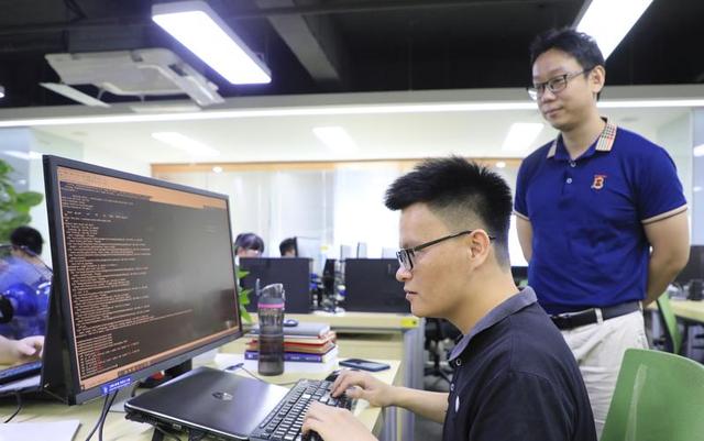 一人之力挑战学界！Meta华人总监用数学证明：AI的学习分这三步