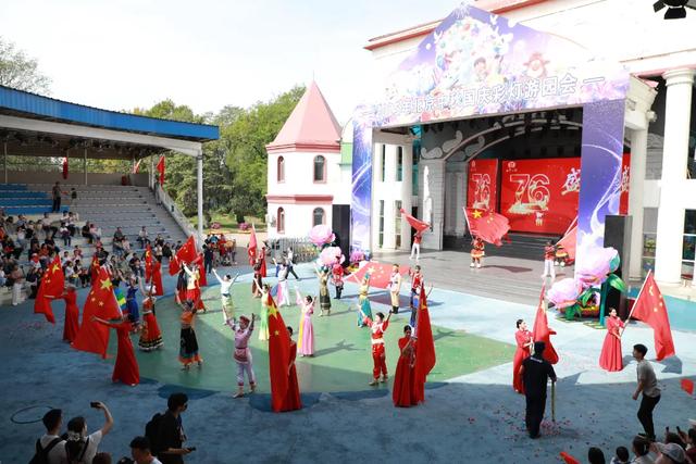 中秋国庆彩灯游园会限定表演！场场精彩～前方有欢乐因子正在释放！