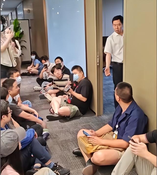 又一汽车暴雷！三年亏183亿，坑惨老百姓，员工整天围堵董事长