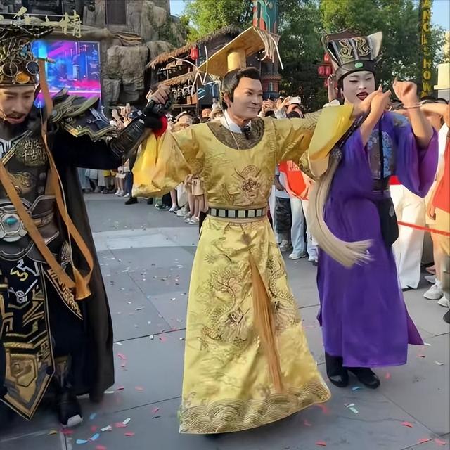 落地的凤凰不如鸡！为养家糊口沦落到景区卖艺，这4位明星太可惜