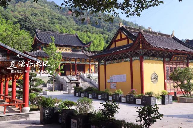 浙江宁波这个古村因水潭而得名，居于山岙犹如桃源秘境，适合徒步