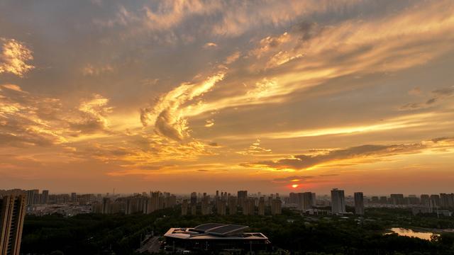 初秋的晚霞映红宁阳小城