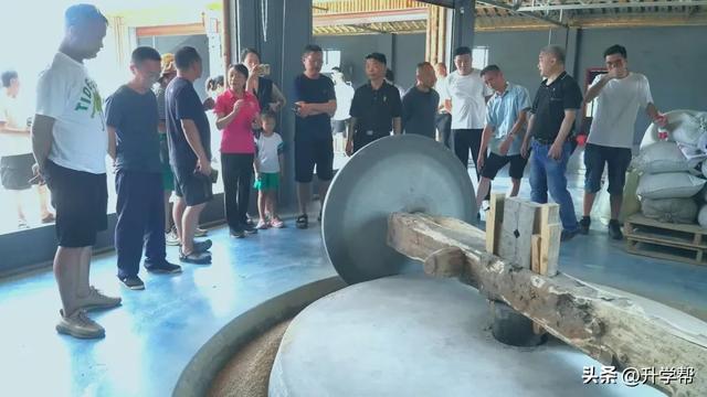 成都邛崃：30多名诗人徒步乾龙湖，纵情书写桑园秀美山川