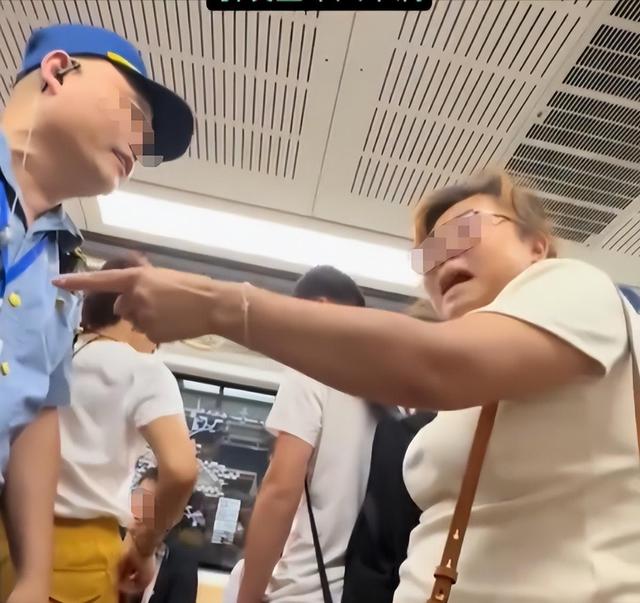 反华势力出现？女子大闹北京地铁，逮着谁骂谁，叫嚣中国不如美国