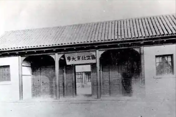 2007年，大特务谷正文离世，临终前叮嘱子养女：请把我的勋章放好