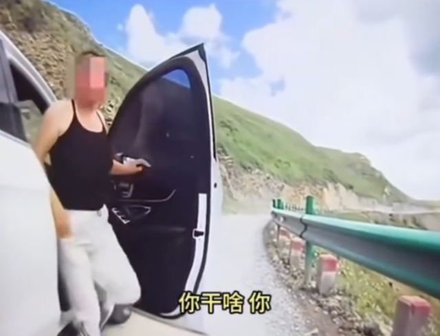 奔驰女已社死，逆行后辱骂威胁骑手，警方通报，正脸曝光太丢人