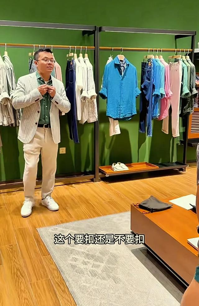 这就是向晗给金哥挑的衣服，跟模特穿的判若两人，还好成片还不错
