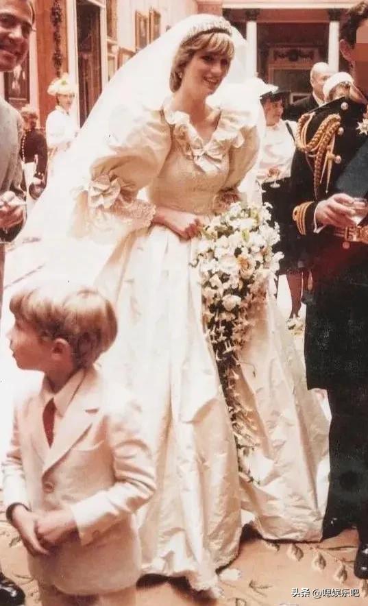 英王室新娘的复古婚纱：安妮公主的简约高级，戴安娜的梦幻少女