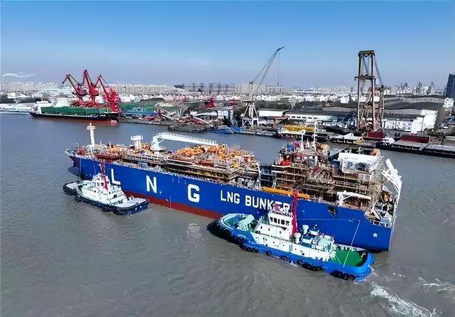 特朗普刚要对中国下重手，突然在大连造船厂内，发现了不寻常一幕