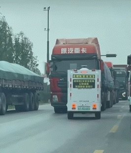 新型马路判官上路，无人物流车狂奔