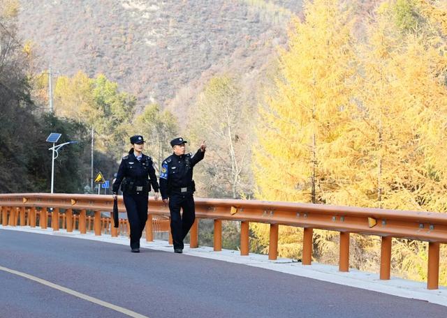 石佛沟的秋日浪漫：不止层林尽染，还有“导游式”民警护你赏秋无忧