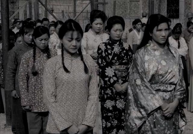 慰安妇控诉日军暴行，一个压在我身上，一个拉在我大腿上