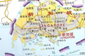 新加坡通过填海造地扩大面积，往北是柔佛海峡，往南是新加坡海峡图片