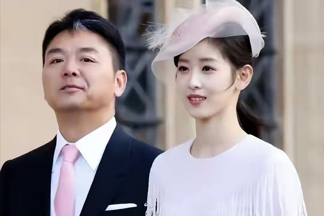 这次，在自嘲老婆面前没自信的刘强东身上，暴露了老夫老妻的尴尬