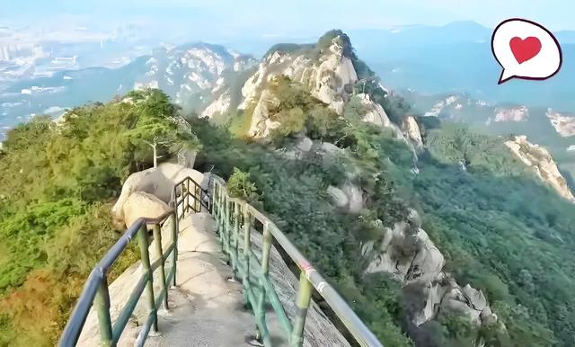 要美照不要命，51岁游客冒险坐栏杆坠崖，网友吵翻天:谁的责任？