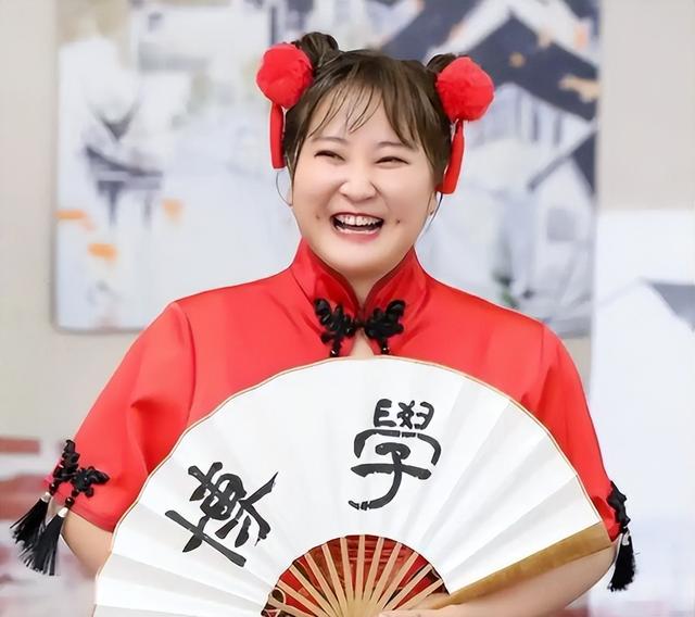 拒绝上春晚、解散公司，淡出综艺，43岁的贾玲把自己“作”没了？