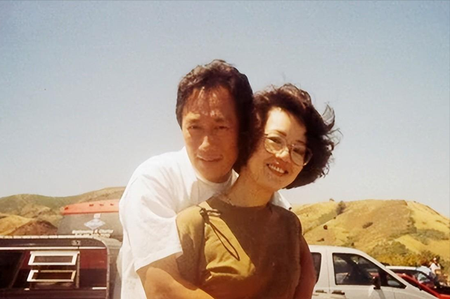 恩爱了17年，75岁的郭台铭开始衰老萎缩，51岁的曾馨莹仍娇艳如花