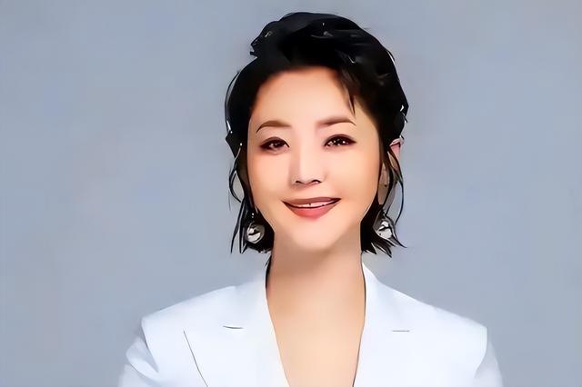 51岁主持人方琼：嫁给电视台领导，21岁儿子不仅长得像她还是学霸