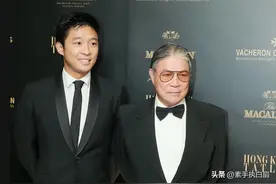 郭晶晶一家出游，79岁霍震霆状况让人担忧，拄着拐棍，要两人搀扶图片