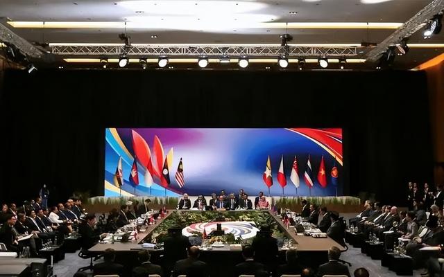 中国已陷入“C形”包围圈，一旦中美开战，周围全是敌人没有朋友